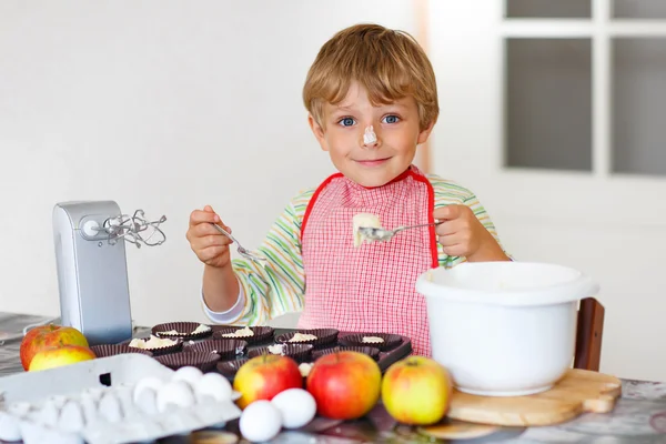 Divertido chico rubio hornear pastel de manzana en el interior —  Fotos de Stock