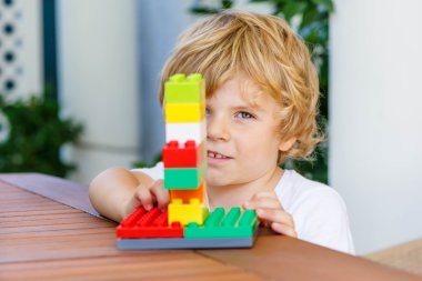 Küçük çocuk çocuk plastik bloklarla oynama