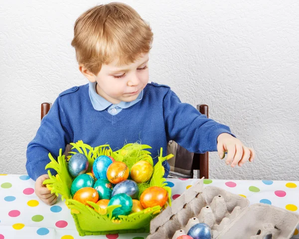 Little toddler boy being happy about selfmade Easter egg — Stock Photo, Image