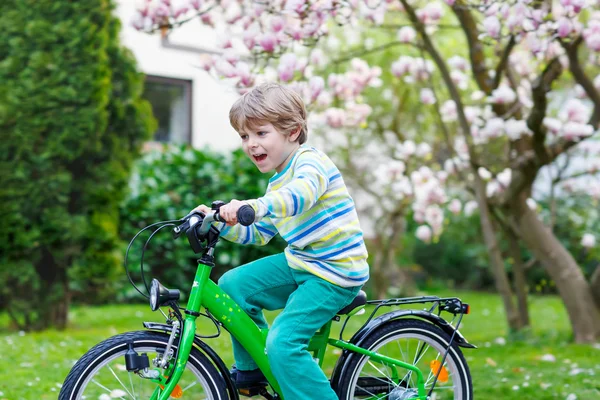 就学前の子供男の子で彼の最初の自転車に乗って — ストック写真