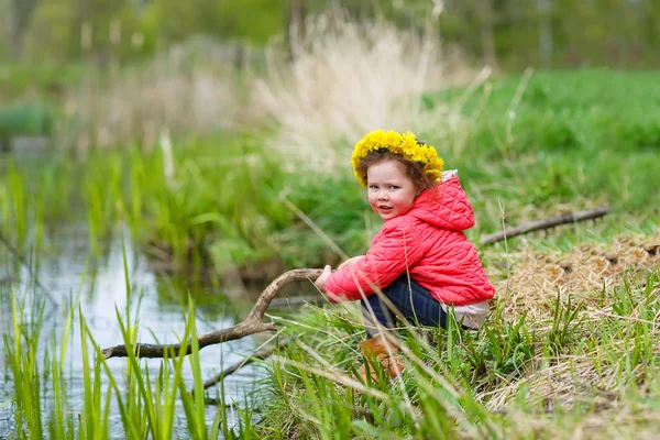 Hübsches kleines Mädchen entspannen bei Schönheit Sommer Landschaft Hintergrund — Stockfoto