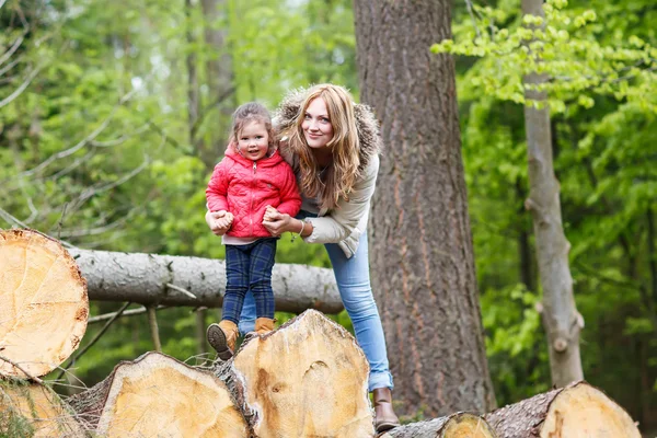 Matka i dziecko na zewnątrz gry, całowanie i przytulanie — Zdjęcie stockowe