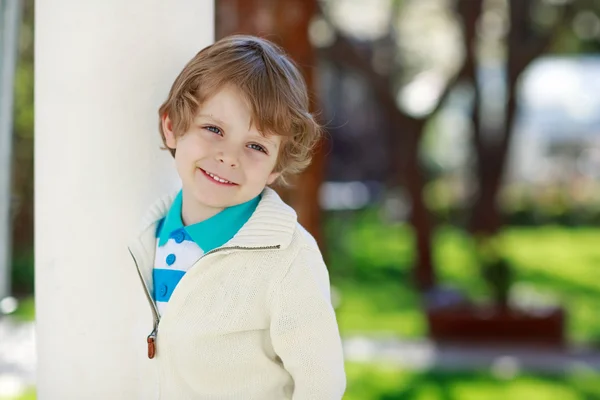 Portrét usmívající se blonďatá předškolní kluk, venku — Stock fotografie