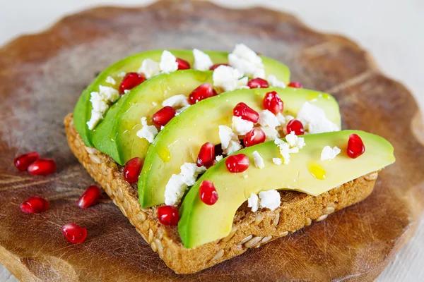 Aguacate con Feta, granada sobre semillas de girasol sándwich de pan — Foto de Stock