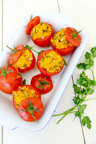 Stuffed tomatoes with sweet potato mash, pine nuts, parsley — Stok fotoğraf