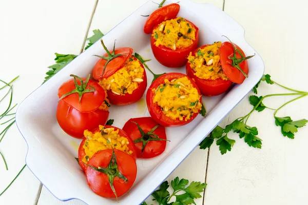 Stuffed tomatoes with sweet potato mash, pine nuts, parsley — Stock Photo, Image