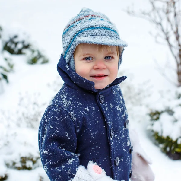 Portret van kleine peuter jongen op herfstdag — Stockfoto