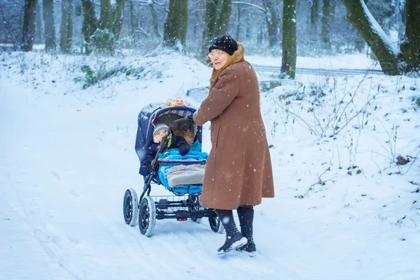 Mormor gå med pojke i vinter — Stockfoto