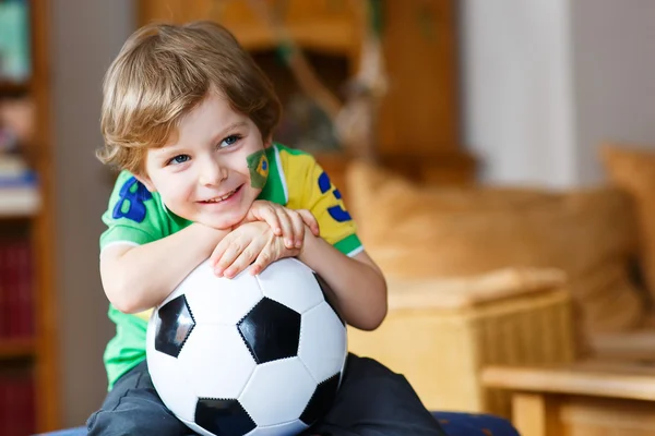 Pequeño niño rubio preescolar de 4 años con fútbol buscando socc — Foto de Stock