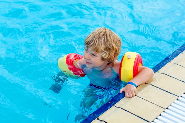 Little boy having fun in an swimming pool — Stok fotoğraf