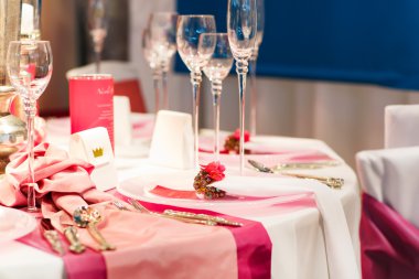 yumuşak kırmızı ve pembe düğün veya olay bölümü için şık bir masa ayarla