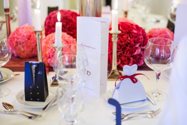 zarif masa yumuşak kırmızı ve pi düğün veya olay parti için ayarla