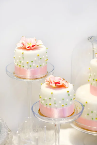 Svatební koláče smetanu a růžová s perlami. — Stock fotografie