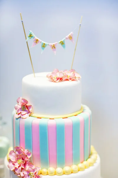 Bröllopstårta dekorerad med rosa rosa blommor och pärlor. — Stockfoto