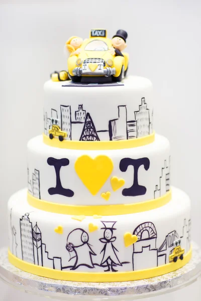 Wedding cake decorated with bride, groom in taxi. — Stock Photo, Image