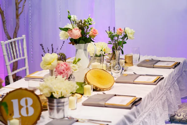 Elegancki stół położony w zielonej i białe do ślubu lub imprezy party. — Zdjęcie stockowe