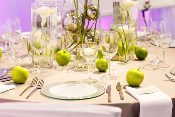 Elegant table set in green and white for wedding or event party. — Stock Photo, Image