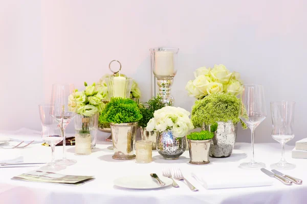 Κομψό τραπέζι μέσα σε πράσινο και λευκό για γάμο ή κόμμα εκδήλωση. — Φωτογραφία Αρχείου