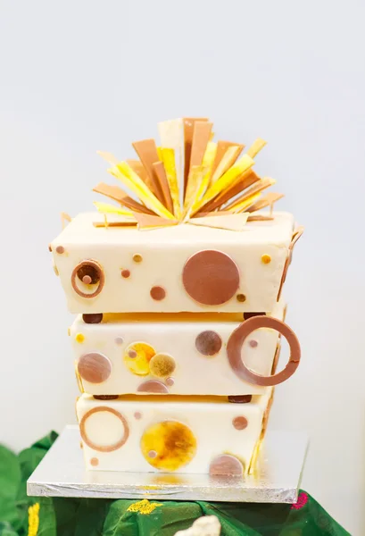 Bella torta nuziale in crema, giallo e marrone . — Foto Stock