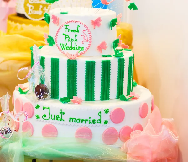 Délicieux gâteau de mariage en blanc, vert et rose — Photo