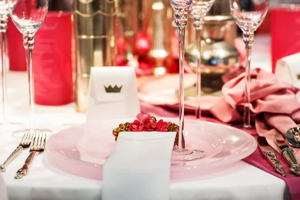Elegancki stół ustawiony w miękkie czerwone i różowe do ślubu lub imprezy — Zdjęcie stockowe