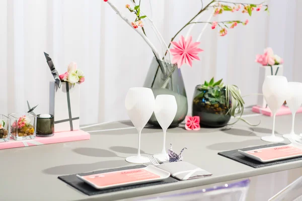 Eleganter Tisch in weicher Creme für Hochzeits- oder Eventparty. — Stockfoto
