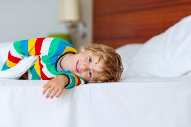 Sonra oyuncak ile beyaz yatağında uyuyan sevimli çocuk çocuk