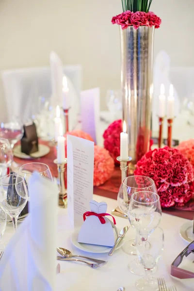 Elegante juego de mesa para boda o evento en rojo suave y pi —  Fotos de Stock