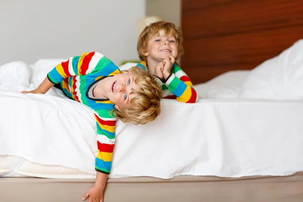 Two little sibling kid boys having fun in bed after sleeping — Stock Photo, Image