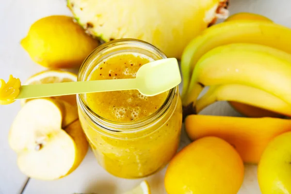 Smoothie amarelo orgânico fresco com banana, maçã, manga, pêra, p — Fotografia de Stock