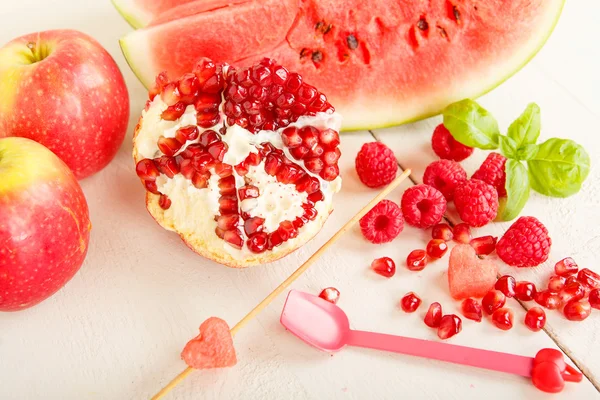 Bio-Früchte und Beeren: Rapsberyj, Wassermelone, Granatapfel — Stockfoto