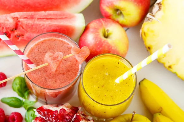 さまざまな果物と果実の赤と黄色のスムージー — ストック写真