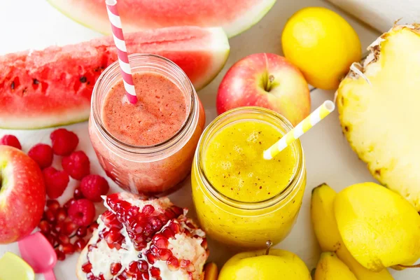 Batido rojo y amarillo con diferentes frutas y bayas — Foto de Stock