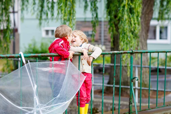 Dois meninos pequenos com guarda-chuva grande ao ar livre — Fotografia de Stock