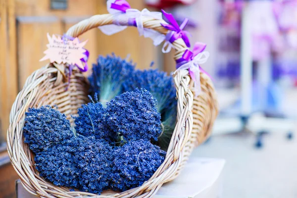 Geschäft in der Provence mit Lavendel und Vintageartikeln. — Stockfoto