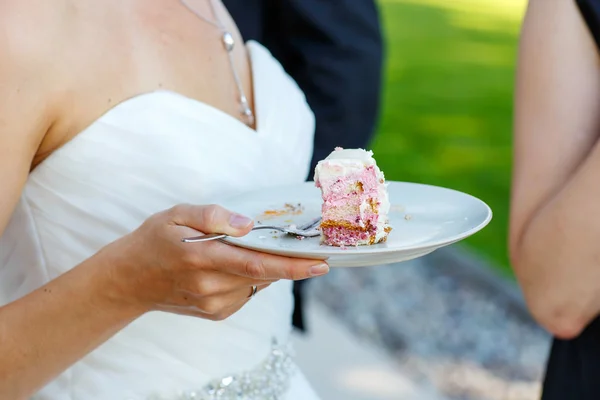Νύφη εκμετάλλευση νόστιμα γαμήλια τούρτα — Φωτογραφία Αρχείου