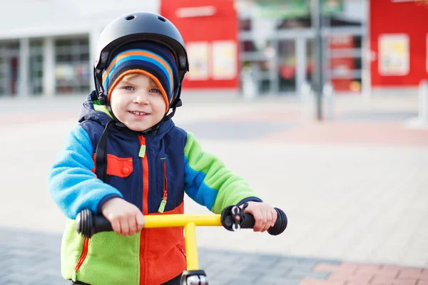 Kleiner Junge lernt auf seinem ersten Fahrrad fahren — Stockfoto