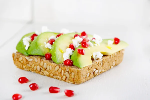 Aguacate con Feta, granada sobre semillas de girasol sándwich de pan — Foto de Stock