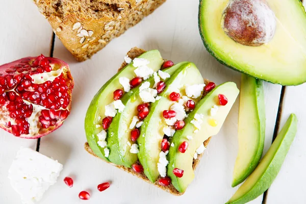 Beyaz peynir ile avokado, nar Ayçiçeği tohumları ekmek sandviç — Stok fotoğraf