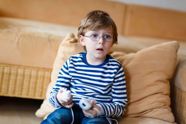 Küçük çocuk çocuk video oyun konsolunda oynamak 
