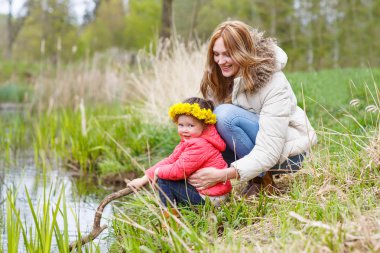 Oynarken, öpüşme ve sarılma anne ve çocuk açık havada