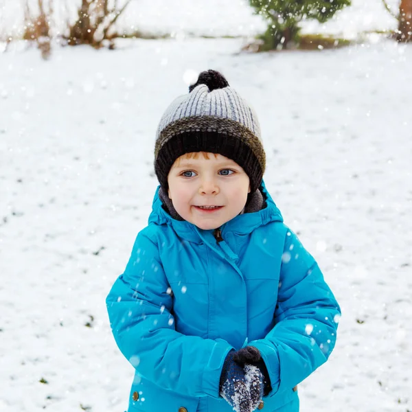 Portret van kleine peuter jongen op herfstdag — Stockfoto