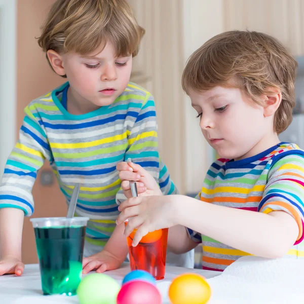 Two little blond kid boys coloring eggs for Easter holiday — Stock Photo, Image