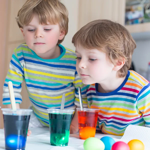 Két szőke kisgyerek fiú színezés tojás húsvéti ünnep — Stock Fotó