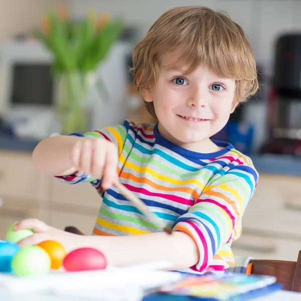 Little kid boy coloring eggs for Easter holiday — Stock Photo, Image