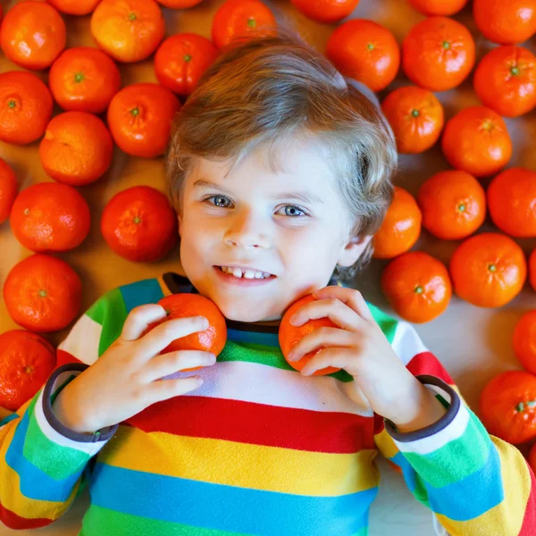 Ragazzino con arance mandarine sane frutta — Foto Stock