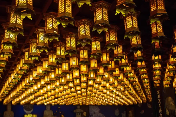 Lanterne appese al tetto del tempio buddista su Miyajima — Foto Stock