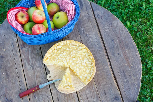 Torta di mele fresca e frutta sul tavolo di legno — Foto Stock