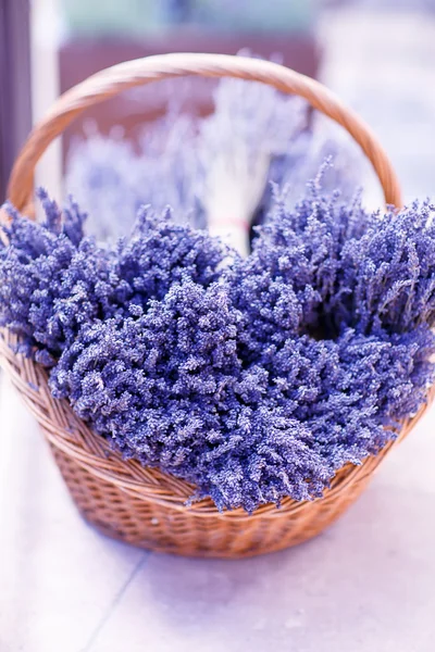 Geschäft in der Provence mit Lavendel und Vintageartikeln. — Stockfoto