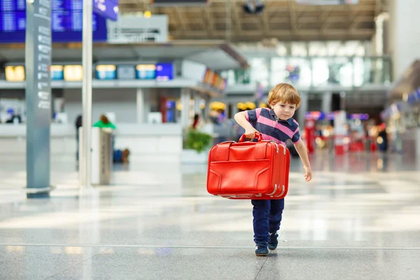 Trochę zmęczeni chłopiec dziecko na lotnisku, Podróże — Zdjęcie stockowe